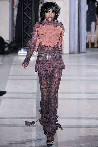 Sweater tejido con aplique falda larga tejida Vivienne Westwood